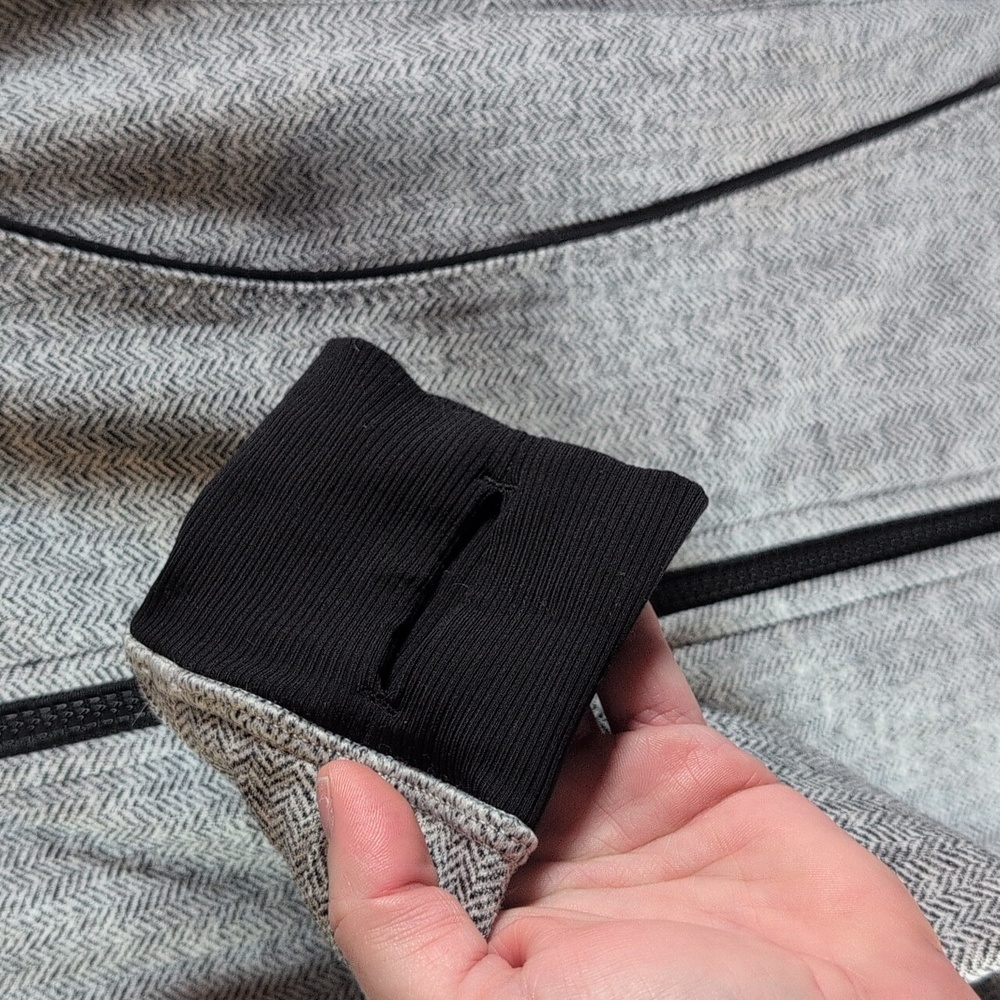 242-Lululemon Women's Gray and Black Vest‎ - Picture 7 of 8